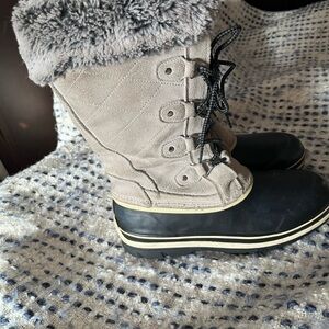 Khombu Cream and Black Winter Boots